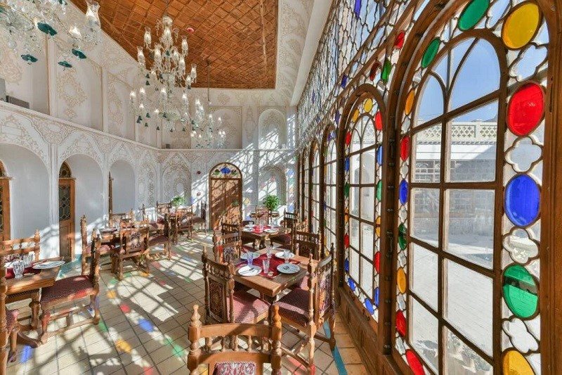 پنجره های رنگی رستوران قصر منشی اصفهان